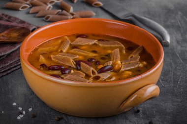 Lezzetli makarna çorbası