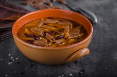 Lezzetli makarna çorbası