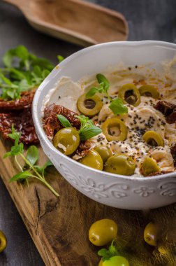 Taze peynir zeytinli, kurutulmuş domates