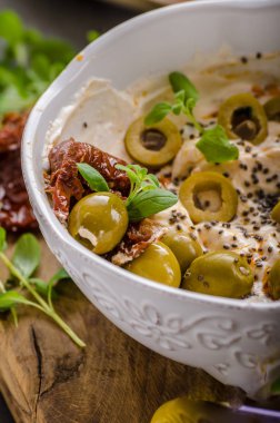 Taze peynir zeytinli, kurutulmuş domates