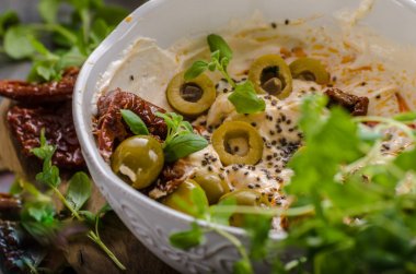 Taze peynir zeytinli, kurutulmuş domates