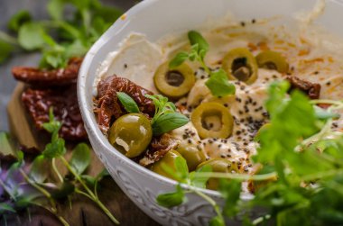 Taze peynir zeytinli, kurutulmuş domates