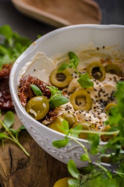 Taze peynir zeytinli, kurutulmuş domates