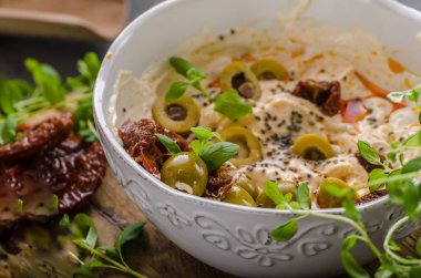 Taze peynir zeytinli, kurutulmuş domates