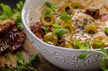 Taze peynir zeytinli, kurutulmuş domates