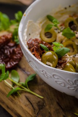 Taze peynir zeytinli, kurutulmuş domates