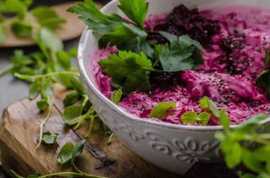 Pancar kökü peynir ve otlar ile