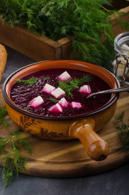 Peynir ve otlar ile pancar çorbası