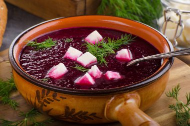 Peynir ve otlar ile pancar çorbası