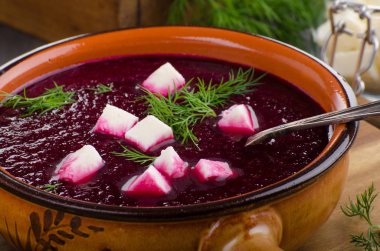 Peynir ve otlar ile pancar çorbası