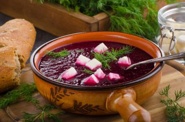 Peynir ve otlar ile pancar çorbası