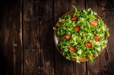 Kuzu marul salatası, domates ve otlar