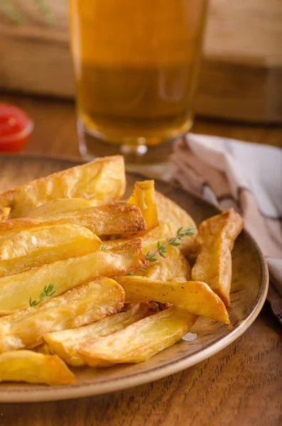 Zelfgemaakte frietjes met organische ketchup — Stockfoto