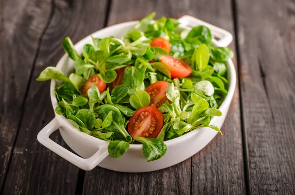 Lamb lettuce salad, tomatoes and herbs — Stock Photo, Image