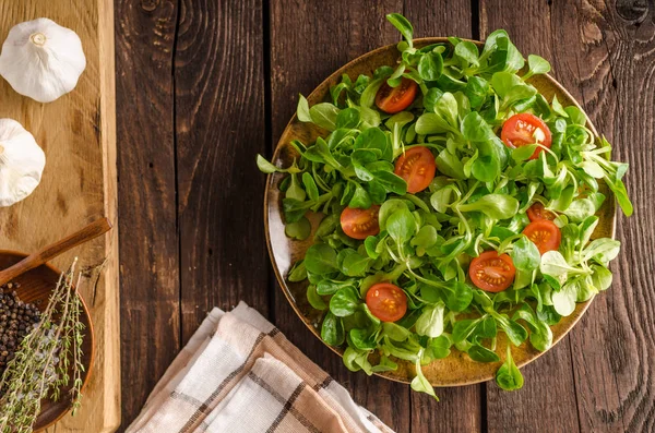 Lamb lettuce salad, tomatoes and herbs — Stock Photo, Image