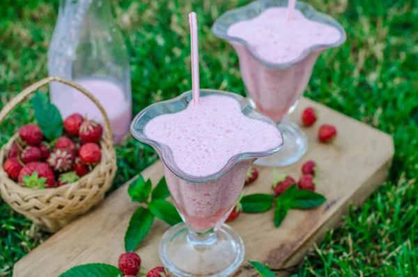 Strawberrie smoothie kívül nyári — Stock Fotó