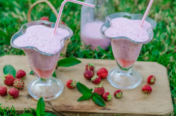 Strawberrie smoothie kívül nyári — Stock Fotó