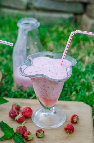 Strawberrie smoothie kívül nyári — Stock Fotó