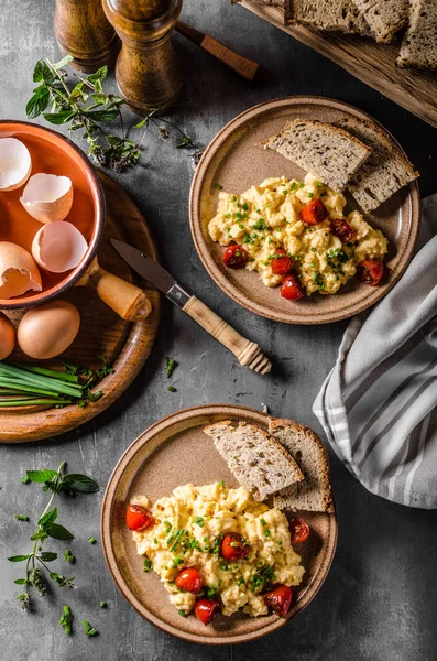 Scrambled eggs with herbs — Stock Photo, Image