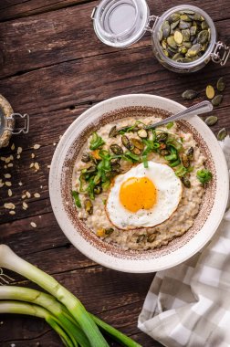 yulaf ezmesi taze soğan ve yumurta ile tuzlu