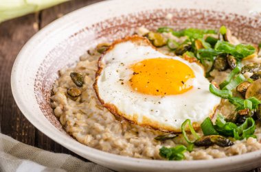 yulaf ezmesi taze soğan ve yumurta ile tuzlu