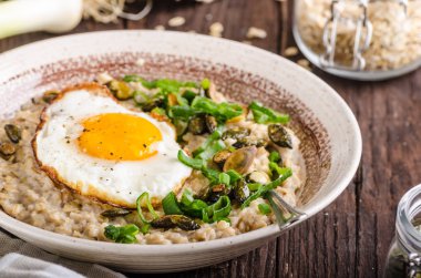 yulaf ezmesi taze soğan ve yumurta ile tuzlu