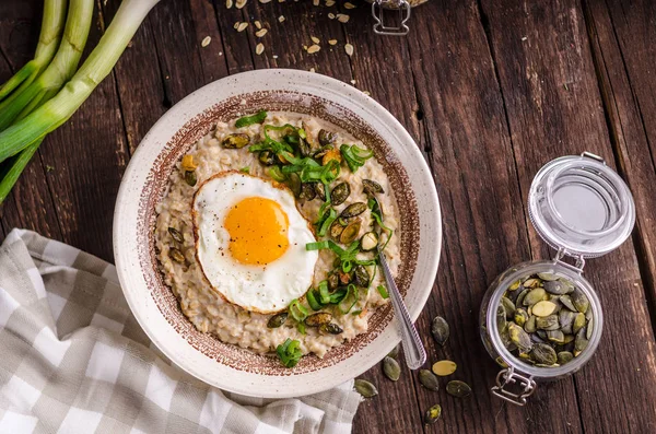 Oatmeal salty with spring onion and egg — Stock Photo, Image