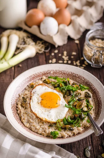 Oatmeal salty with spring onion and egg — Stock Photo, Image