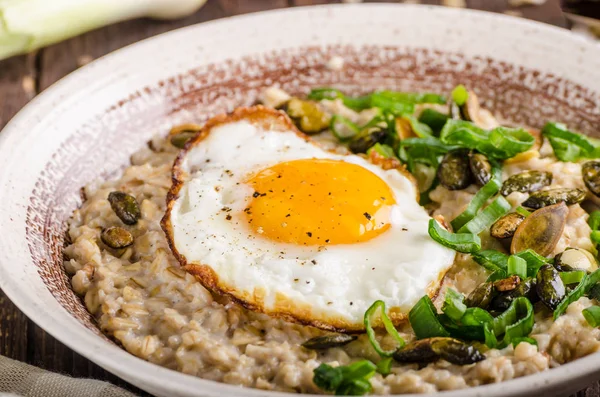 Oatmeal salty with spring onion and egg — Stock Photo, Image