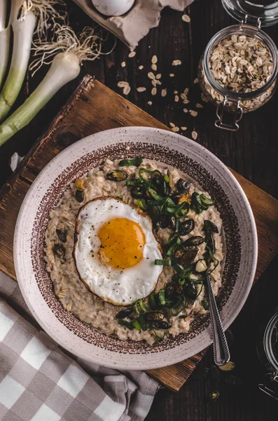 Avena salada con cebolla primaveral y huevo — Foto de Stock