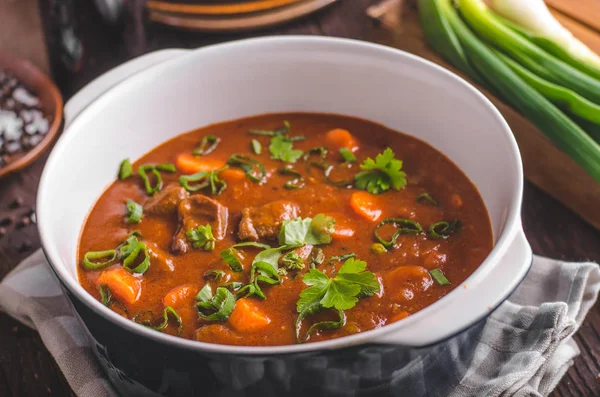 Estofado de carne con zanahorias — Foto de Stock