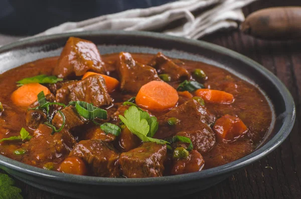 Guisado de carne com cenouras — Fotografia de Stock