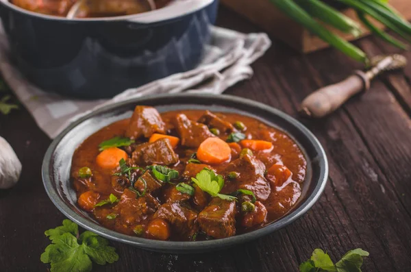 Rindereintopf mit Karotten — Stockfoto