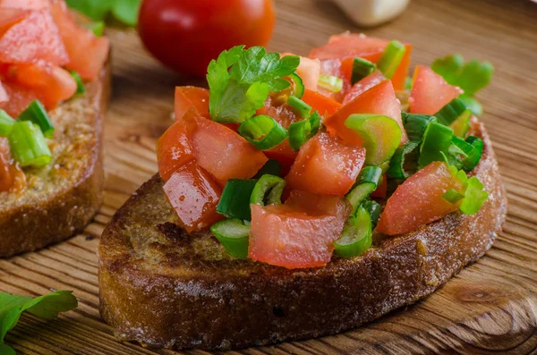 Brindisi all'aglio francese con insalata di verdure — Foto Stock