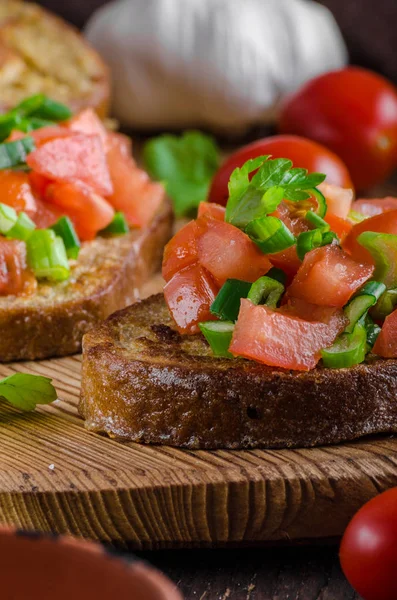 Torrada de alho francês com salada de legumes — Fotografia de Stock