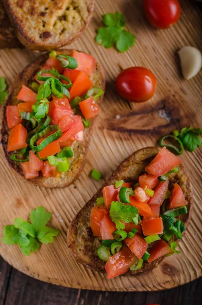 Французский чесночный тост с овощным салатом — стоковое фото