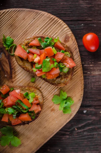 Französischer Knoblauchtoast mit Gemüsesalat — Stockfoto