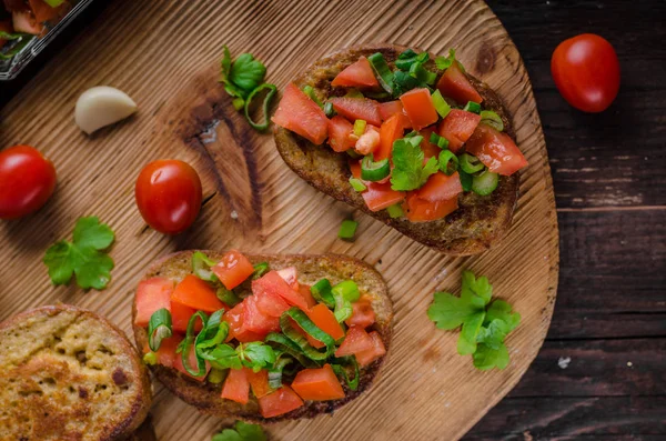 프랑스 마늘 야채 샐러드와 토스트 — 스톡 사진