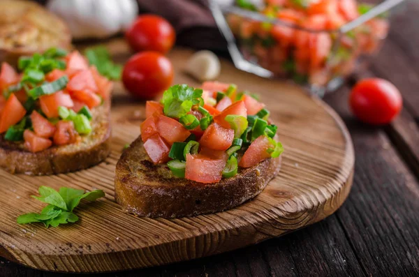 Francouzská česneková Topinka s zeleninový salát — Stock fotografie