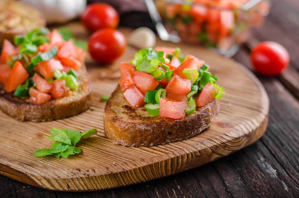 Французский чесночный тост с овощным салатом — стоковое фото