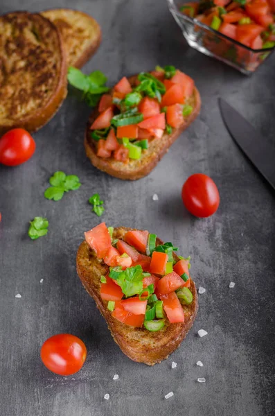 Torrada de alho francês com salada de legumes — Fotografia de Stock