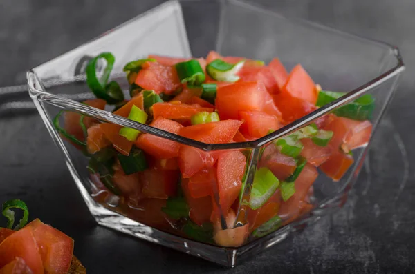 Torrada de alho francês com salada de legumes — Fotografia de Stock