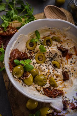 Taze peynir zeytinli, kurutulmuş domates