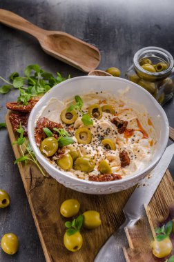 Taze peynir zeytinli, kurutulmuş domates