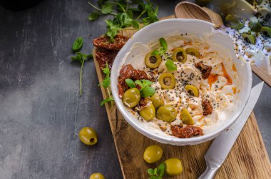 Taze peynir zeytinli, kurutulmuş domates