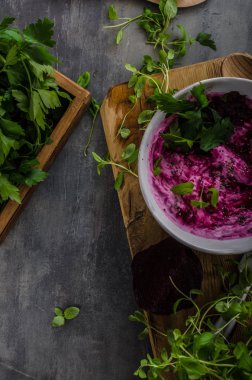 Pancar kökü peynir ve otlar ile