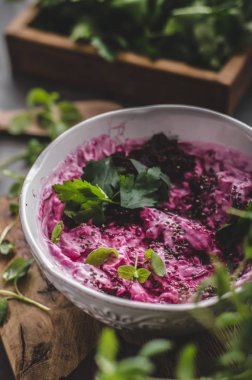 Pancar kökü peynir ve otlar ile