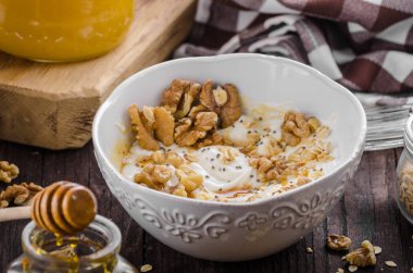 Bal ve ceviz ile taze peynir