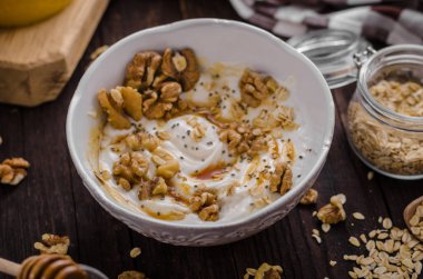 Bal ve ceviz ile taze peynir