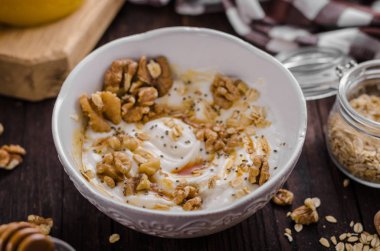 Bal ve ceviz ile taze peynir